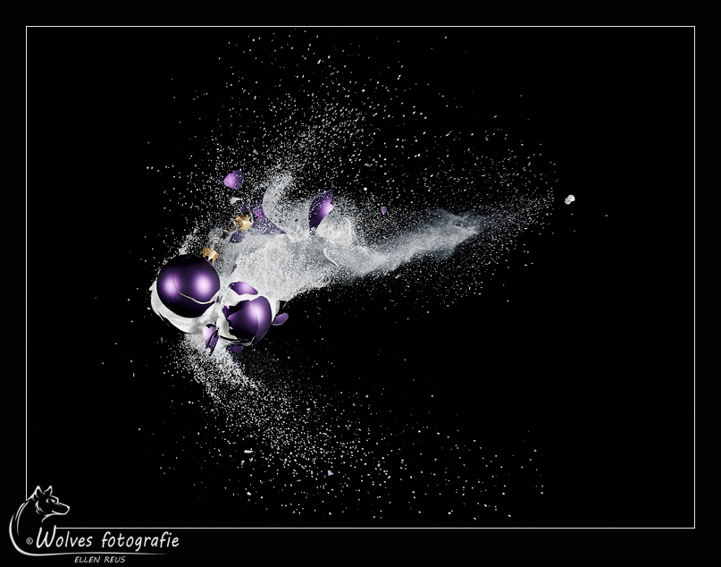 Kapot geschoten kerstballen met zout gevuld - High speed fotografie - Door: Ellen Reus - Wolves fotografie