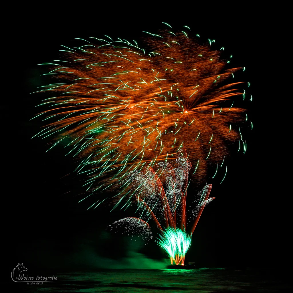 Vuurwerk Scheveningen - Nominee in The 9th annual Photography Masters Cup in the category Still Life - professionals - vuurwerkfotografie - Door: Ellen Reus - Wolves fotografie