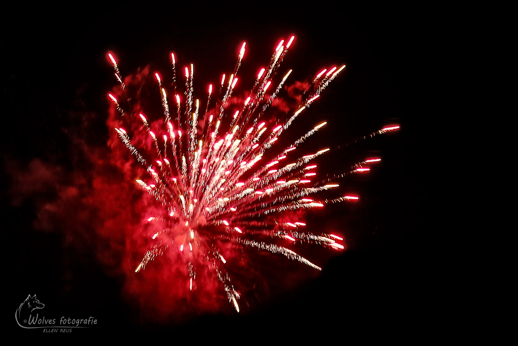 Vuurwerk met kruitdamp - vuurwerkfotografie - Door: Ellen Reus - Wolves fotografie